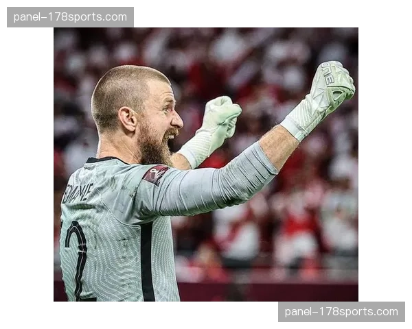 特写镜头：蒙扎门将连续三次神扑后，激动指挥后卫调整防守站位