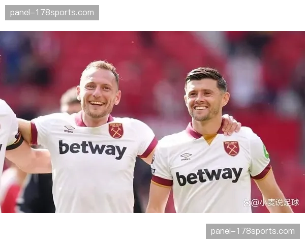 比赛花絮：西汉姆联主场为即将退役的队长克雷斯维尔举行小型致敬仪式