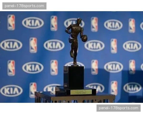 特写：总决赛MVP奖杯亮相，置于场地中央